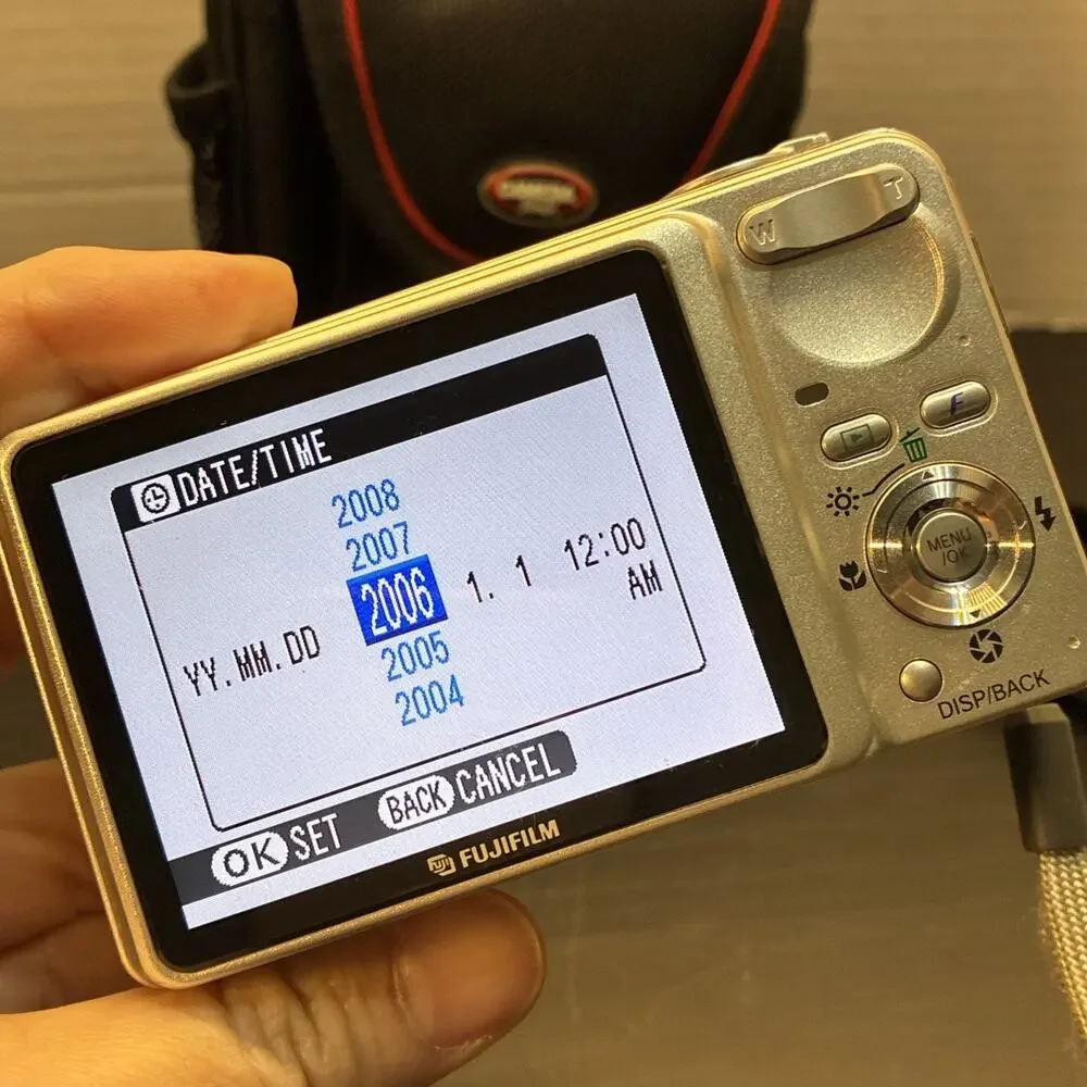 Fujifilm FinePix F650 Digital Camera & Battery Cable & Bag